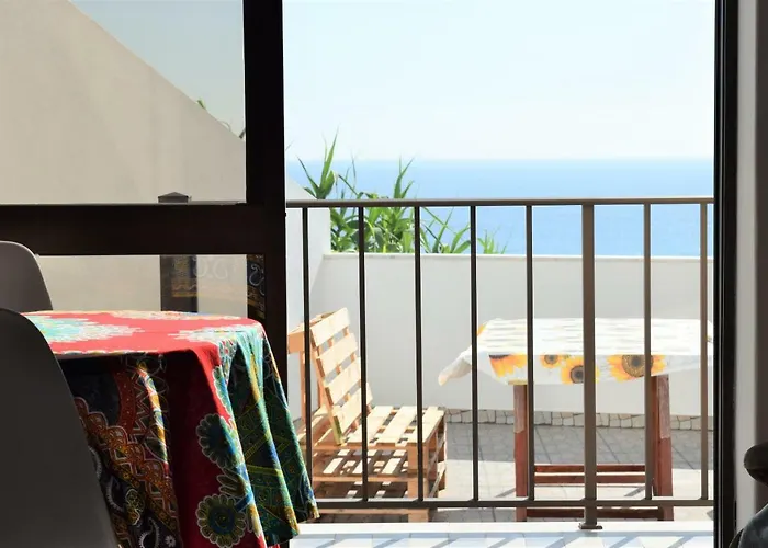 Casa Dos Passarinhos-seaview@nazare 게스트하우스 *